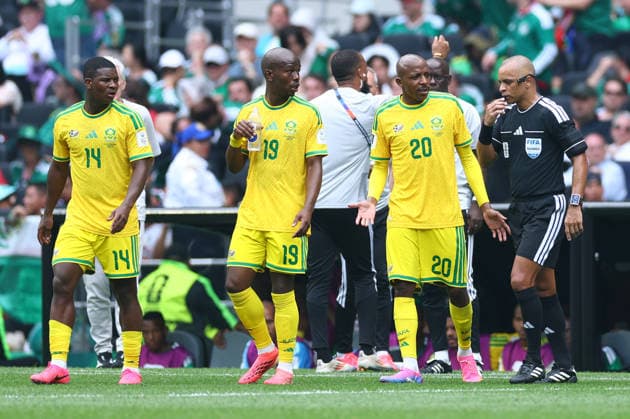 South African players complain as referee Wilton Pereira Sampaio prepares to give a red card to South Africa s Themba Zwane in the second half of their FIFA World Cup, WM, Weltmeisterschaft, Fussball match against Mexico at Aztec Stadium in Mexico City, Mexico, on Thursday, June 11, 2026. There were three red cards in the match and Mexico won 2-0.  MEX20260611928 CHRISTIANxBRUNSKILL