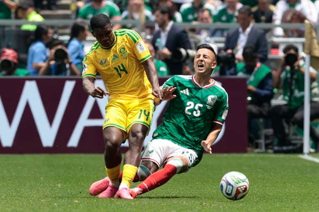 FIFA World Cup, WM, Weltmeisterschaft, Fussball 2026 - Group A - Mexico vs South Africa Roberto Alvarado (R) of Mexico and Mbekezeli Mbokazi of South Africa during the FIFA World Cup 2026 Group A match between Mexico and South Africa in Mexico City, Mexico, 11 June 2026. Mexico City Mexico  Copyright: xJOSExMENDEZx
