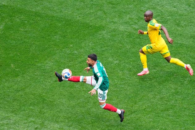 June 11, 2026, Mexico City, Mexico, Mexico: Alexis Vega of Mexico controls the ball during the FIFA World Cup, WM, Weltmeisterschaft, Fussball 2026 Group A match between Mexico and South Africa at Mexico City Stadium on June 11, 2026 in Mexico City, Mexico. Mexico City Mexico - ZUMAa181 20260611_zaa_a181_126 Copyright: xJosexBretonx