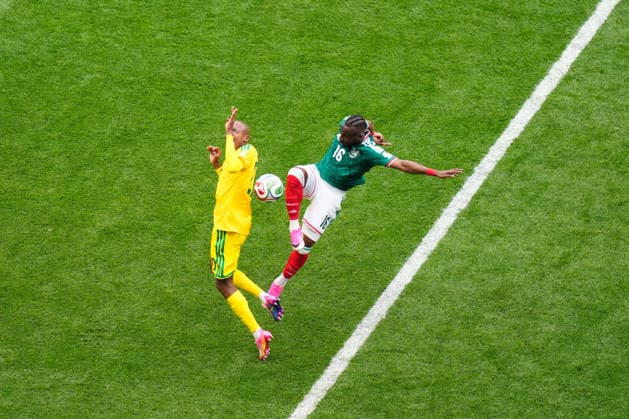 June 11, 2026, Mexico City, Mexico, Mexico: Khuliso Mudau of South Africa and Julian Quinones of Mexico compete for the ball during the FIFA World Cup, WM, Weltmeisterschaft, Fussball 2026 Group A match between Mexico and South Africa at Mexico City Stadium on June 11, 2026 in Mexico City, Mexico. Mexico City Mexico - ZUMAa181 20260611_zaa_a181_127 Copyright: xJosexBretonx