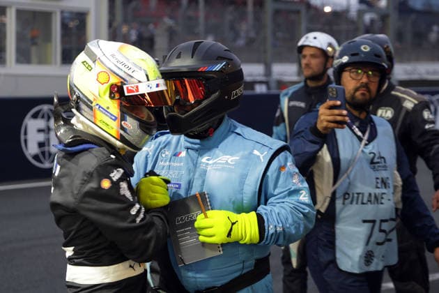 Ein Mechaniker gratuleiert dem Schnellsten Dries Vanthoor (BEL) BMW M Hybrid V8 15 nach der Hyperpole vor der Box, 24 Stunden Le Mans Rennen, Frankreich, WEC Langstrecken- Weltmeisterschaft, 11.06.2026, Qualifiyng