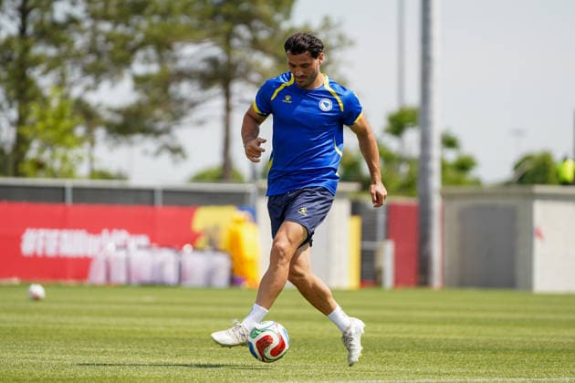 Bosnia and Herzegovina Training Day - 2026 FIFA World Cup, WM, Weltmeisterschaft, Fussball Sead KOLASINAC 05 of Bosnia and Herzegovina national football team warms-up during the training day ahead the 2026 FIFA World Cup Group B match against Canada at Centennial Park. on June 11, 2026 in Toronto, Canada. (Photo by Leonardo Ramirez Eyepix Group) Copyright: xLeonardoxRamirezx xEyepixxGroupx LR11062026-01352