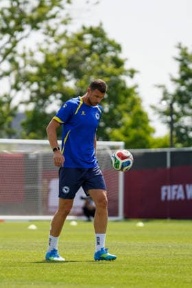 Bosnia and Herzegovina Training Day - 2026 FIFA World Cup, WM, Weltmeisterschaft, Fussball Edin DZEKO 11 of Bosnia and Herzegovina national football team warms-up during the training day ahead the 2026 FIFA World Cup Group B match against Canada at Centennial Park. on June 11, 2026 in Toronto, Canada. (Photo by Leonardo Ramirez Eyepix Group) Copyright: xLeonardoxRamirezx xEyepixxGroupx LR11062026-01243