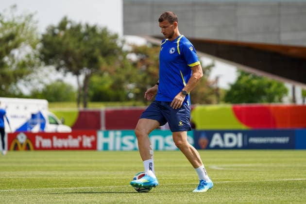 Bosnia and Herzegovina Training Day - 2026 FIFA World Cup, WM, Weltmeisterschaft, Fussball Edin DZEKO 11 of Bosnia and Herzegovina national football team warms-up during the training day ahead the 2026 FIFA World Cup Group B match against Canada at Centennial Park. on June 11, 2026 in Toronto, Canada. (Photo by Leonardo Ramirez Eyepix Group) Copyright: xLeonardoxRamirezx xEyepixxGroupx LR11062026-01345