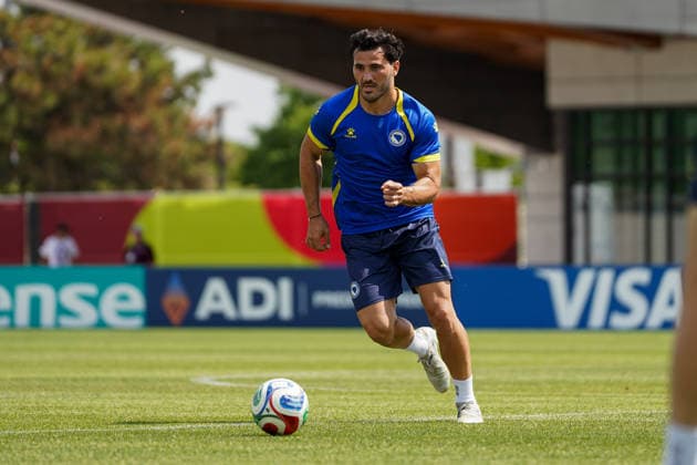 Bosnia and Herzegovina Training Day - 2026 FIFA World Cup, WM, Weltmeisterschaft, Fussball Sead KOLASINAC 05 of Bosnia and Herzegovina national football team warms-up during the training day ahead the 2026 FIFA World Cup Group B match against Canada at Centennial Park. on June 11, 2026 in Toronto, Canada. (Photo by Leonardo Ramirez Eyepix Group) Copyright: xLeonardoxRamirezx xEyepixxGroupx LR11062026-01349