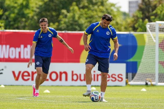 Bosnia and Herzegovina Training Day - 2026 FIFA World Cup, WM, Weltmeisterschaft, Fussball Sead KOLASINAC 05 of Bosnia and Herzegovina national football team warms-up during the training day ahead the 2026 FIFA World Cup Group B match against Canada at Centennial Park. on June 11, 2026 in Toronto, Canada. (Photo by Leonardo Ramirez Eyepix Group) Copyright: xLeonardoxRamirezx xEyepixxGroupx LR11062026-01172
