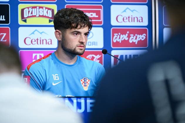 Alexandria, USA, 110626. Croatian national team, Nationalteam players Martin Baturina and Dominik Livakovic at he press conference, PK, Pressekonferenz in the base camp during the FIFA World Cup, WM, Weltmeisterschaft, Fussball Photo: Boris Kovacev CROPIX Copyright: xxBorisxKovacevx xCROPIXx press_hrvatska8-110626