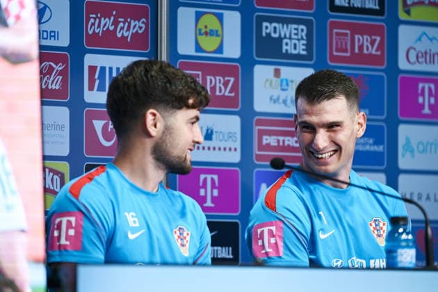 Alexandria, USA, 110626. Croatian national team, Nationalteam players Martin Baturina and Dominik Livakovic at he press conference, PK, Pressekonferenz in the base camp during the FIFA World Cup, WM, Weltmeisterschaft, Fussball Photo: Boris Kovacev CROPIX Copyright: xxBorisxKovacevx xCROPIXx press_hrvatska3-110626