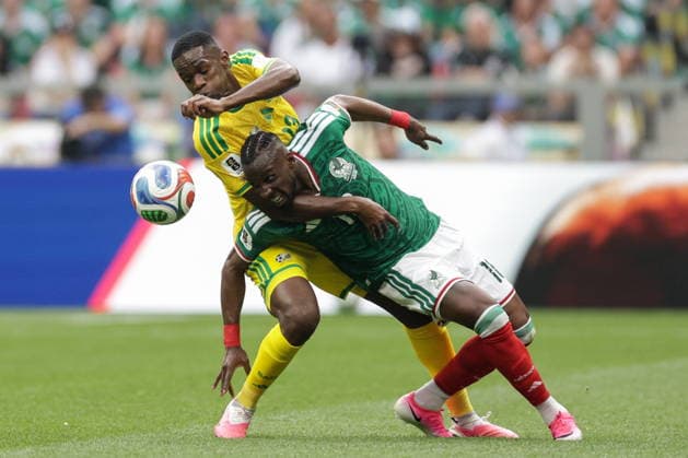 MEXICO, MEXICO Mexico City - JUNE 11, 2026: South Africa s Yaya Sithole (L) and Mexico s Julian Qui?ones in action in the 2026 FIFA World Cup, WM, Weltmeisterschaft, Fussball Group A football match between Mexico and South Africa at Mexico City Stadium FIFA World Cup 2026 Group Stage: Mexico Vs South Africa  - ZUMAt113 20260611_zaa_t113_407 Copyright: xMikhailxSinitsynx