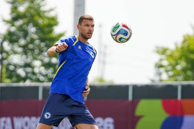 June 11, 2026, Toronto, Ciudad de Mexico, Canada: Edin DZEKO 11 of Bosnia and Herzegovina national football team warms-up during the training day ahead the 2026 FIFA World Cup, WM, Weltmeisterschaft, Fussball Group B match against Canada at Centennial Park. on June 11, 2026 in Toronto, Canada. Bosnia And Herzegovina Training Day - 2026 FIFA World Cup  - ZUMAe321 20260611_zsa_e321_032 Copyright: xLeonardoxRamirezx
