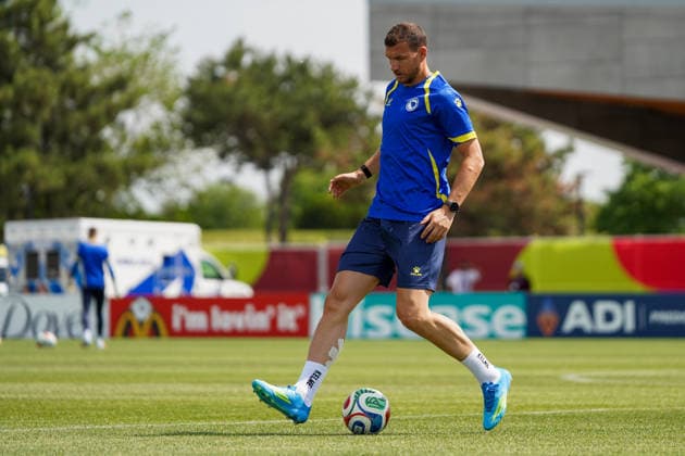 June 11, 2026, Toronto, Ciudad de Mexico, Canada: Edin DZEKO 11 of Bosnia and Herzegovina national football team warms-up during the training day ahead the 2026 FIFA World Cup, WM, Weltmeisterschaft, Fussball Group B match against Canada at Centennial Park. on June 11, 2026 in Toronto, Canada. Toronto Canada - ZUMAe321 20260611_zsa_e321_038 Copyright: xLeonardoxRamirezx