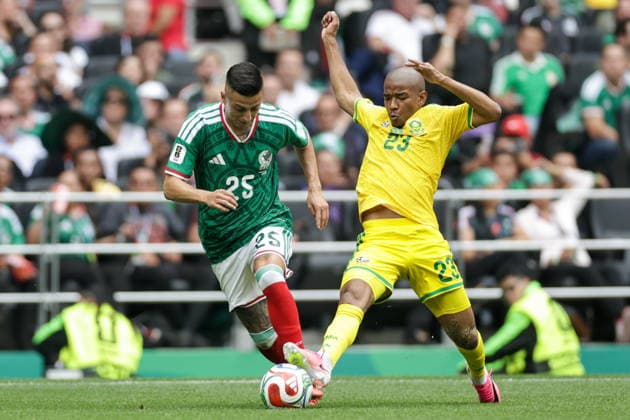 MEXICO, MEXICO Mexico City - JUNE 11, 2026: Mexico s Roberto Alvarado (L) and South Africa s Jayden Adams fight for the ball in the 2026 FIFA World Cup, WM, Weltmeisterschaft, Fussball Group A football match between Mexico and South Africa at Mexico City Stadium FIFA World Cup 2026 Group Stage: Mexico Vs South Africa  - ZUMAt113 20260611_zaa_t113_415 Copyright: xMikhailxSinitsynx