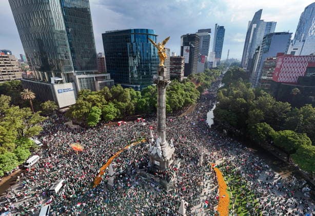 Fans celebrate Mexico s victory in FIFA World Cup, WM, Weltmeisterschaft, Fussball 2026 opener An aerial photo shows Mexico fans celebrating Mexico s victory over South Africa in the opening match of the FIFA World Cup 2026 at the Angel of Independence monument in Mexico City, Mexico, 11 June 2026. MEXICO CITY Mexico  Copyright: xTOMASxPEREZx