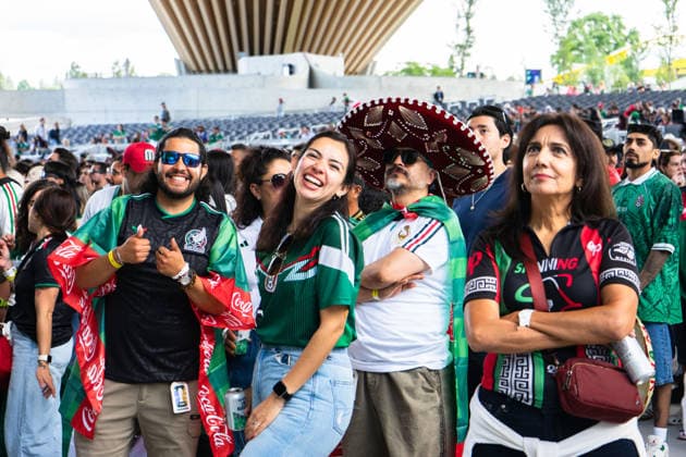 VANCOUVER, CANADA - JUNE 11: Fan supporters of Mexico smile and pose for photos at the first match watch party of the FIFA World Cup, WM, Weltmeisterschaft, Fussball 2026 between Mexico and South Africa during the FIFA Fan Festival at the PNE Amphitheatre in Hastings Park on June 11, 2026 in Vancouver, British Columbia, Canada.  Copyright: xAmyxElle SPPx Sportspressphoto_SPR165173
