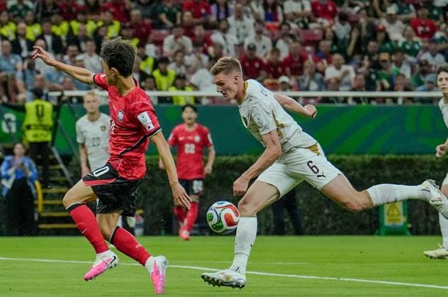 South Korea v Czechia - FIFA World Cup, WM, Weltmeisterschaft, Fussball 2026 - Group A ZAPOPAN, MEXICO - JUNE 11: Stepan Chaloupek (6) of Czechia in action against Lee Jae-sung (10) of South Korea during the 2026 FIFA World Cup First Stage Group A match between South Korea and Czechia at Estadio Akron (Guadalajara Stadium) in Zapopan, Guadalajara, Mexico on June 11, 2026. Luciano Gonzalez Anadolu Zapopan Mexico. Editorial use only. Please get in touch for any other usage.  Copyright: x2026xAnadoluxLucianoxGonzalezx