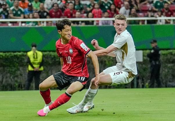 South Korea v Czechia - FIFA World Cup, WM, Weltmeisterschaft, Fussball 2026 - Group A ZAPOPAN, MEXICO - JUNE 11: Stepan Chaloupek (6) of Czechia in action against Lee Jae-sung (10) of South Korea during the 2026 FIFA World Cup First Stage Group A match between South Korea and Czechia at Estadio Akron (Guadalajara Stadium) in Zapopan, Guadalajara, Mexico on June 11, 2026. Luciano Gonzalez Anadolu Zapopan Mexico. Editorial use only. Please get in touch for any other usage.  Copyright: x2026xAnadoluxLucianoxGonzalezx