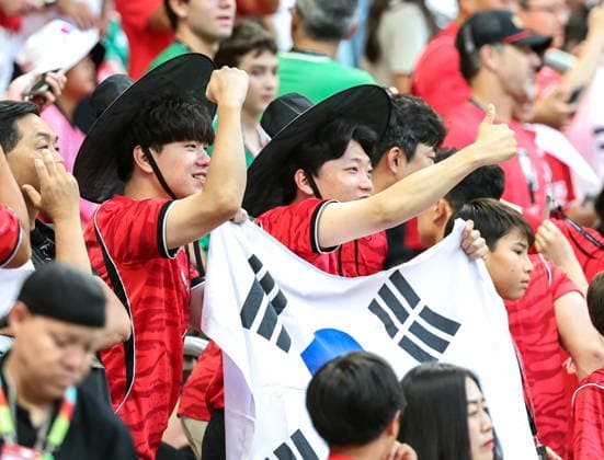 FIFA World Cup, WM, Weltmeisterschaft, Fussball 2026 - Group A - South Korea vs Czechia South Korean fans donning gat, a traditional Korean hat, cheer for their team ahead of a World Cup Group A football match between South Korea and Czechia at Estadio Guadalajara in Zapopan, Mexico, 11 June 2026. Zapopan Mexico  Copyright: xYONHAPx