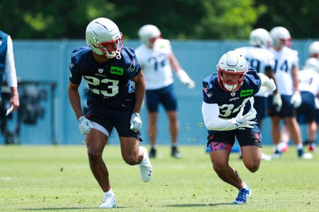 FOXBOROUGH, MA- JUNE 11: John Saunders Jr. 23 of the New England Patriots and Peter Manuma 34 of the New England Patriots battle within a drill during New England Patriots Minicamp on June 11, 2026, at Gillette Stadium in Foxborough, Massachusetts. (Photo by Summer Lamont Icon Sportswire) NFL, American Football Herren, USA JUN 11 New England Patriots Minicamp EDITORIAL USE ONLY Icon260611036
