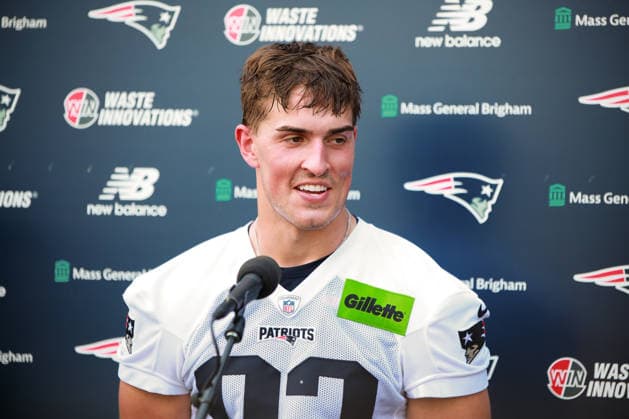 FOXBOROUGH, MA- JUNE 11: Eli Raridon 82 of the New England Patriots speaks to the media after New England Patriots Minicamp on June 11, 2026, at Gillette Stadium in Foxborough, Massachusetts. (Photo by Summer Lamont Icon Sportswire) NFL, American Football Herren, USA JUN 11 New England Patriots Minicamp EDITORIAL USE ONLY Icon260611050