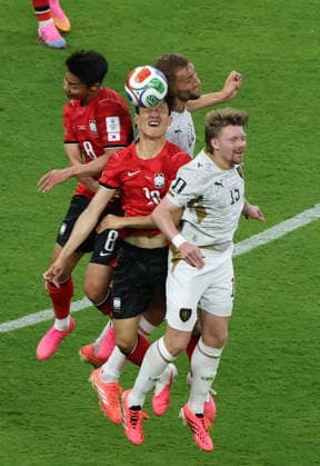 FIFA World Cup, WM, Weltmeisterschaft, Fussball 2026 - Group A - South Korea vs Czechia South Korea s Lee Jae-sung (C-L) and Czechia s Pavel Sulc (C-R) vie for the ball during the first half of a World Cup Group A football match between South Korea and Czechia at Estadio Guadalajara in Zapopan, Mexico, 11 June 2026. Zapopan Mexico  Copyright: xYONHAPx