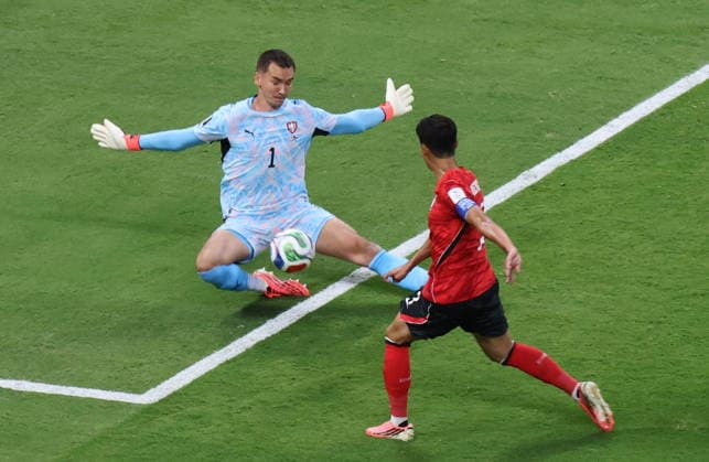 FIFA World Cup, WM, Weltmeisterschaft, Fussball 2026 - Group A - South Korea vs Czechia Czechia goalkeeper Matej Kovar (L) saves a shot from South Korea s Son Heung-min (R) during the second half of a World Cup Group A football match between South Korea and Czechia at Estadio Guadalajara in Zapopan, Mexico, 11 June 2026. Zapopan Mexico  Copyright: xYONHAPx