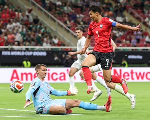 FIFA World Cup, WM, Weltmeisterschaft, Fussball 2026 - Group A - South Korea vs Czechia Czechia goalkeeper Matej Kovar (L) saves a shot from South Korea s Son Heung-min (R) during the second half of a World Cup Group A football match between South Korea and Czechia at Estadio Guadalajara in Zapopan, Mexico, 11 June 2026. Zapopan Mexico  Copyright: xYONHAPx