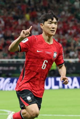 FIFA World Cup, WM, Weltmeisterschaft, Fussball 2026 - Group A - South Korea vs Czechia South Korea s Hwang In-beom celebrates after scoring an equalizer during the second half of a World Cup Group A football match between South Korea and Czechia at Estadio Guadalajara in Zapopan, Mexico, 11 June 2026. Zapopan Mexico  Copyright: xYONHAPx