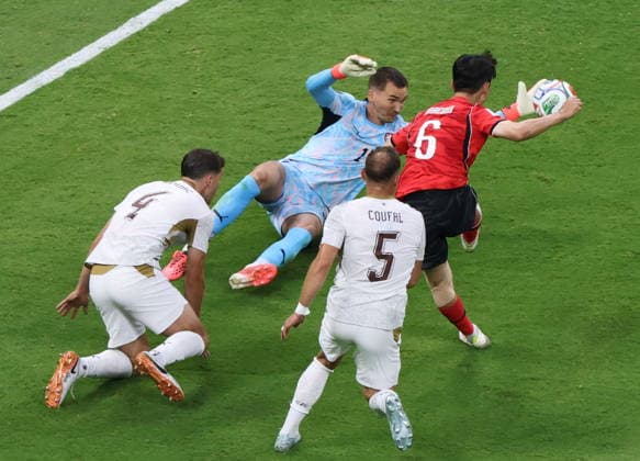 FIFA World Cup, WM, Weltmeisterschaft, Fussball 2026 - Group A - South Korea vs Czechia South Korea s Hwang In-beom (R) scores an equalizer during the second half of a World Cup Group A football match between South Korea and Czechia at Estadio Guadalajara in Zapopan, Mexico, 11 June 2026. Zapopan Mexico  Copyright: xYONHAPx