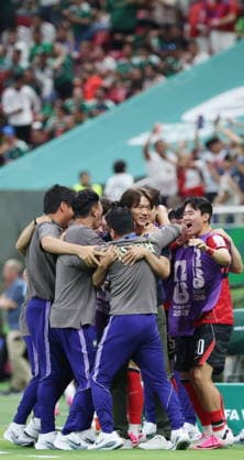FIFA World Cup, WM, Weltmeisterschaft, Fussball 2026 - Group A - South Korea vs Czechia South Korea head coach Hong Myung-bo (C, facing camera) celebrates with his players after the team beat Czechia 2-1 in a World Cup Group A football match between South Korea and Czechia at Estadio Guadalajara in Zapopan, Mexico, 11 June 2026. Zapopan Mexico  Copyright: xYONHAPx