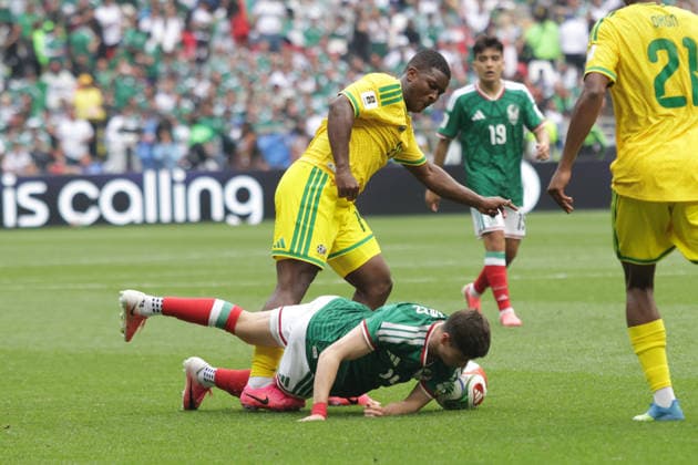 Fußball, FIFA WM 2026, Mexiko - Südafrika #5 Mexico V South Africa - 2026 FIFA World Cup, WM, Weltmeisterschaft, Fussball 1st Round Mbekezeli Mbokaz 14 of South Africa national football team and Armando Gonzalez 14 of Mexican national football team battle for the ball during the Group A first-round match at the 2026 FIFA World Cup at Estadio Azteca on June 11, 2026, in Mexico City, Mexico. (Photo by Ismael Rosas Eyepix Group) Copyright: xIsmaelxRosas xEyepixxGroupx IR_11062026_186923