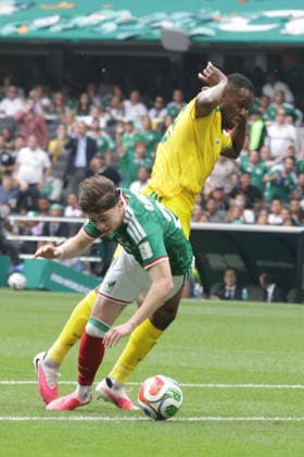 Mexico V South Africa - 2026 FIFA World Cup, WM, Weltmeisterschaft, Fussball 1st Round Brian GutiÃ rrez 26 of Mexican national football team receives afoul by Sphephelo Sithole 13 of South Africa national football team during the Group A first-round match at the 2026 FIFA World Cup at Estadio Azteca on June 11, 2026, in Mexico City, Mexico. (Photo by Ismael Rosas Eyepix Group) Copyright: xIsmaelxRosas xEyepixxGroupx IR_11062026_186911