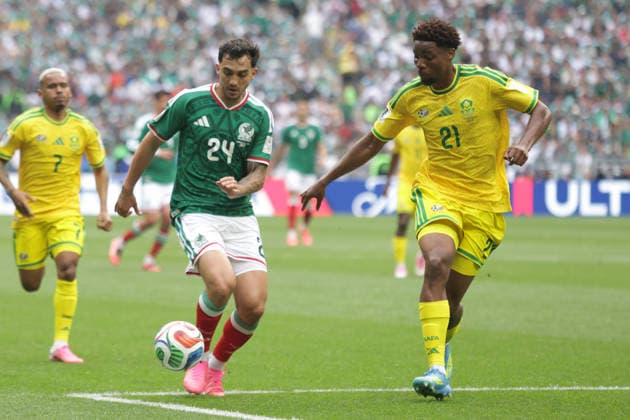 Fußball, FIFA WM 2026, Mexiko - Südafrika #5 Mexico V South Africa - 2026 FIFA World Cup, WM, Weltmeisterschaft, Fussball 1st Round Luis Gerardo Chavez 24 of Mexican national football team is pressured by Ime Okon 21 of South Africa national football team during the Group A first-round match at the 2026 FIFA World Cup at Estadio Azteca on June 11, 2026, in Mexico City, Mexico. (Photo by Ismael Rosas Eyepix Group) Copyright: xIsmaelxRosas xEyepixxGroupx IR_11062026_186917