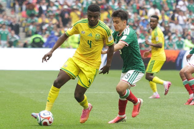 Mexico V South Africa - 2026 FIFA World Cup, WM, Weltmeisterschaft, Fussball 1st Round Teboho Mokoena 4 of South Africa national football team is pressured by Gilberto Mora 19 of Mexican national football team during the Group A first-round match at the 2026 FIFA World Cup at Estadio Azteca on June 11, 2026, in Mexico City, Mexico. (Photo by Ismael Rosas Eyepix Group) Copyright: xIsmaelxRosas xEyepixxGroupx IR_11062026_186918
