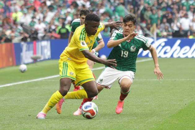 Fußball, FIFA WM 2026, Mexiko - Südafrika #5 Mexico V South Africa - 2026 FIFA World Cup, WM, Weltmeisterschaft, Fussball 1st Round Teboho Mokoena 4 of South Africa national football team is pressured by Gilberto Mora 19 of Mexican national football team during the Group A first-round match at the 2026 FIFA World Cup at Estadio Azteca on June 11, 2026, in Mexico City, Mexico. (Photo by Ismael Rosas Eyepix Group) Copyright: xIsmaelxRosas xEyepixxGroupx IR_11062026_186920