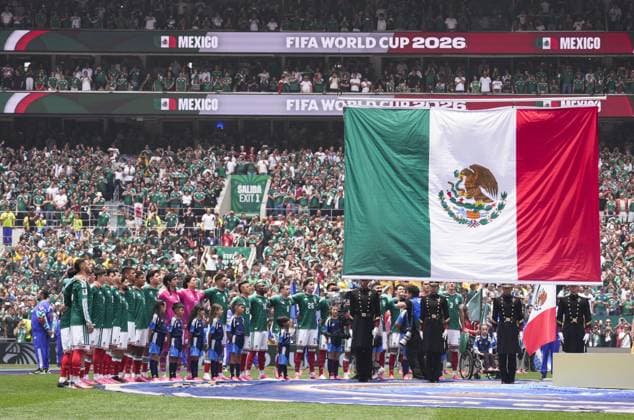 Fußball, FIFA WM 2026, Mexiko - Südafrika #5 Football: 2026 World Cup Mexico players line up ahead of their World Cup opener against South Africa at Mexico City Stadium in the Mexican capital on June 11, 2026.  A14AA0005618461P