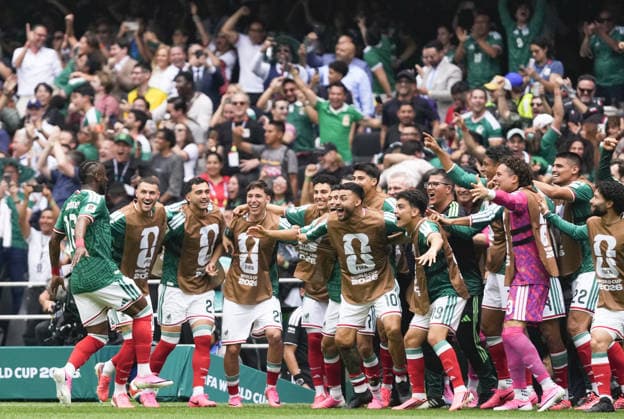 Fußball, FIFA WM 2026, Mexiko - Südafrika #5 Football: 2026 World Cup Mexico s Julian Quinones (far L) is congratulated by teammates after opening the scoring in the first half of the World Cup opener against South Africa at Mexico City Stadium in the Mexican capital on June 11, 2026.  A14AA0005618473P