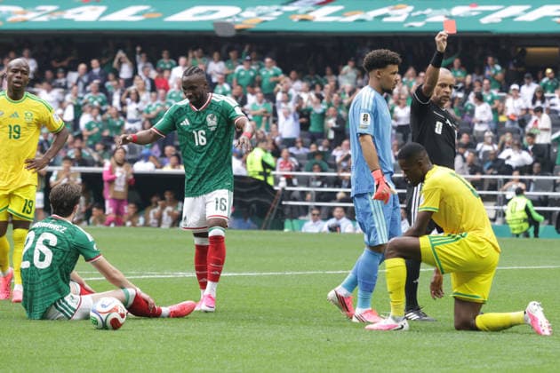 Fußball, FIFA WM 2026, Mexiko - Südafrika #5 June 11, 2026, Mexico City, Ciudad de Mexico, Mexico: Sphephelo Sithole 13 of South Africa national football team receives a red card by the referee during the Group A first-round match at the 2026 FIFA World Cup, WM, Weltmeisterschaft, Fussball at Estadio Azteca on June 11, 2026, in Mexico City, Mexico. Mexico City Mexico - ZUMAe321 20260611_zsa_e321_248 Copyright: xIsmaelxRosasx