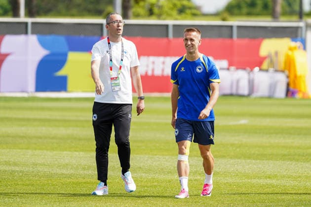 Bosnia and Herzegovina Training Day - 2026 FIFA World Cup, WM, Weltmeisterschaft, Fussball Amar MEMIC 15 of Bosnia and Herzegovina national football team warms-up during the training day ahead the 2026 FIFA World Cup Group B match against Canada at Centennial Park. on June 11, 2026 in Toronto, Canada. Toronto Ontario Canada Copyright: xLeonardoxRamirezx