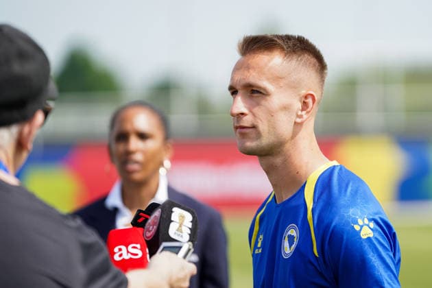 Bosnia and Herzegovina Training Day - 2026 FIFA World Cup, WM, Weltmeisterschaft, Fussball Amar MEMIC 15 of Bosnia and Herzegovina national football team attending media during the training day ahead the 2026 FIFA World Cup Group B match against Canada at Centennial Park. on June 11, 2026 in Toronto, Canada. Toronto Ontario Canada Copyright: xLeonardoxRamirezx