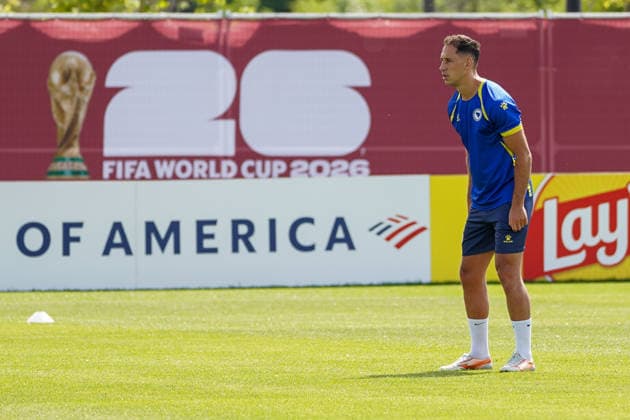 Bosnia and Herzegovina Training Day - 2026 FIFA World Cup, WM, Weltmeisterschaft, Fussball Nikola KATIC 18 of Bosnia and Herzegovina national football team warms-up during the training day ahead the 2026 FIFA World Cup Group B match against Canada at Centennial Park. on June 11, 2026 in Toronto, Canada. Toronto Ontario Canada Copyright: xLeonardoxRamirezx