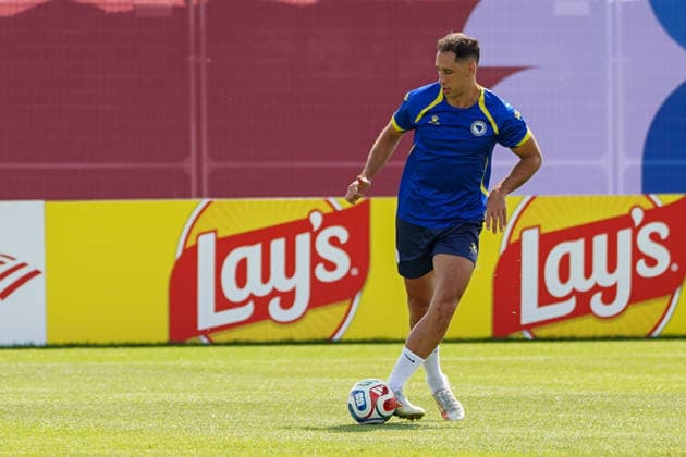 Bosnia and Herzegovina Training Day - 2026 FIFA World Cup, WM, Weltmeisterschaft, Fussball Nikola KATIC 18 of Bosnia and Herzegovina national football team warms-up during the training day ahead the 2026 FIFA World Cup Group B match against Canada at Centennial Park. on June 11, 2026 in Toronto, Canada. Toronto Ontario Canada Copyright: xLeonardoxRamirezx