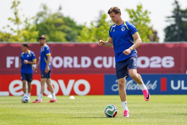 Bosnia and Herzegovina Training Day - 2026 FIFA World Cup, WM, Weltmeisterschaft, Fussball Dzenis BURNIC 17 of Bosnia and Herzegovina national football team warms-up during the training day ahead the 2026 FIFA World Cup Group B match against Canada at Centennial Park. on June 11, 2026 in Toronto, Canada. Toronto Ontario Canada Copyright: xLeonardoxRamirezx