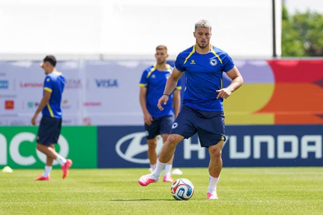 Bosnia and Herzegovina Training Day - 2026 FIFA World Cup, WM, Weltmeisterschaft, Fussball Ermedin DEMIROVIC 10 of Bosnia and Herzegovina national football team warms-up during the training day ahead the 2026 FIFA World Cup Group B match against Canada at Centennial Park. on June 11, 2026 in Toronto, Canada. Toronto Ontario Canada Copyright: xLeonardoxRamirezx