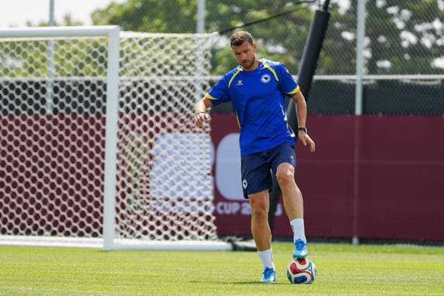 Bosnia and Herzegovina Training Day - 2026 FIFA World Cup, WM, Weltmeisterschaft, Fussball Edin DZEKO 11 of Bosnia and Herzegovina national football team warms-up during the training day ahead the 2026 FIFA World Cup Group B match against Canada at Centennial Park. on June 11, 2026 in Toronto, Canada. Toronto Ontario Canada Copyright: xLeonardoxRamirezx