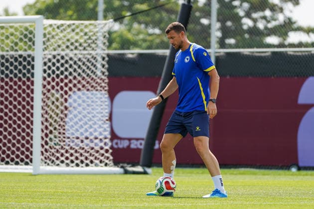 Bosnia and Herzegovina Training Day - 2026 FIFA World Cup, WM, Weltmeisterschaft, Fussball Edin DZEKO 11 of Bosnia and Herzegovina national football team warms-up during the training day ahead the 2026 FIFA World Cup Group B match against Canada at Centennial Park. on June 11, 2026 in Toronto, Canada. Toronto Ontario Canada Copyright: xLeonardoxRamirezx
