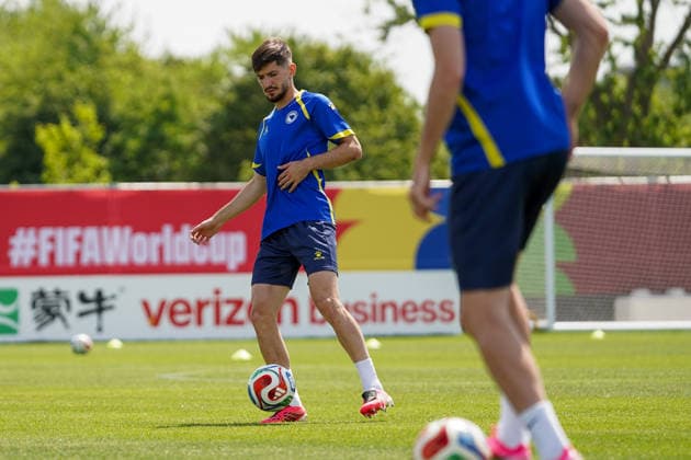 Bosnia and Herzegovina Training Day - 2026 FIFA World Cup, WM, Weltmeisterschaft, Fussball Stjepan RADELJIC 21 of Bosnia and Herzegovina national football team warms-up during the training day ahead the 2026 FIFA World Cup Group B match against Canada at Centennial Park. on June 11, 2026 in Toronto, Canada. Toronto Ontario Canada Copyright: xLeonardoxRamirezx