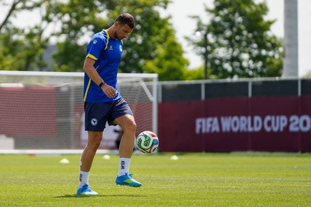 Bosnia and Herzegovina Training Day - 2026 FIFA World Cup, WM, Weltmeisterschaft, Fussball Edin DZEKO 11 of Bosnia and Herzegovina national football team warms-up during the training day ahead the 2026 FIFA World Cup Group B match against Canada at Centennial Park. on June 11, 2026 in Toronto, Canada. Toronto Ontario Canada Copyright: xLeonardoxRamirezx