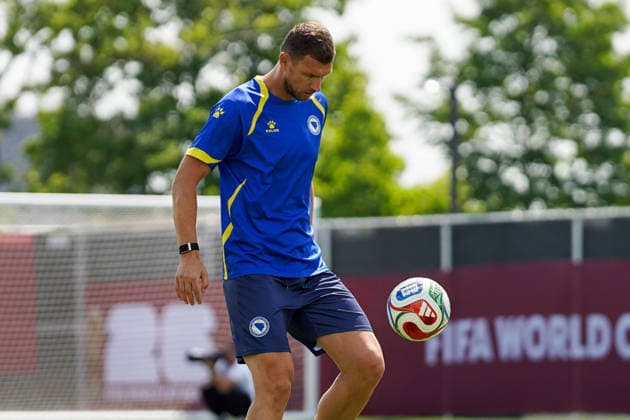 Bosnia and Herzegovina Training Day - 2026 FIFA World Cup, WM, Weltmeisterschaft, Fussball Edin DZEKO 11 of Bosnia and Herzegovina national football team warms-up during the training day ahead the 2026 FIFA World Cup Group B match against Canada at Centennial Park. on June 11, 2026 in Toronto, Canada. Toronto Ontario Canada Copyright: xLeonardoxRamirezx