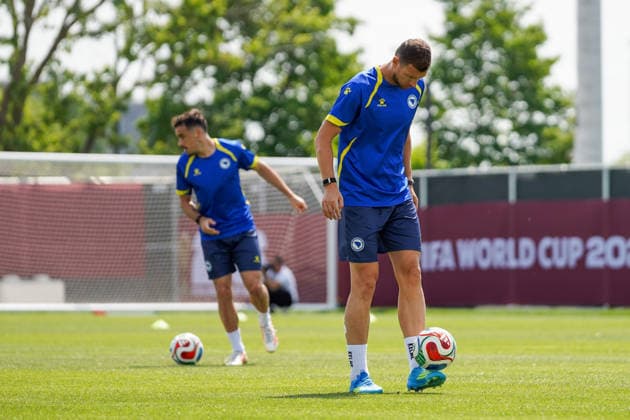 Bosnia and Herzegovina Training Day - 2026 FIFA World Cup, WM, Weltmeisterschaft, Fussball Edin DZEKO 11 of Bosnia and Herzegovina national football team warms-up during the training day ahead the 2026 FIFA World Cup Group B match against Canada at Centennial Park. on June 11, 2026 in Toronto, Canada. Toronto Ontario Canada Copyright: xLeonardoxRamirezx