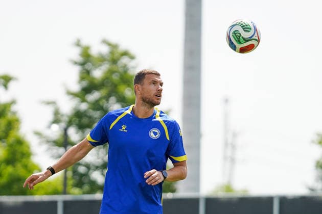 Bosnia and Herzegovina Training Day - 2026 FIFA World Cup, WM, Weltmeisterschaft, Fussball Edin DZEKO 11 of Bosnia and Herzegovina national football team warms-up during the training day ahead the 2026 FIFA World Cup Group B match against Canada at Centennial Park. on June 11, 2026 in Toronto, Canada. Toronto Ontario Canada Copyright: xLeonardoxRamirezx